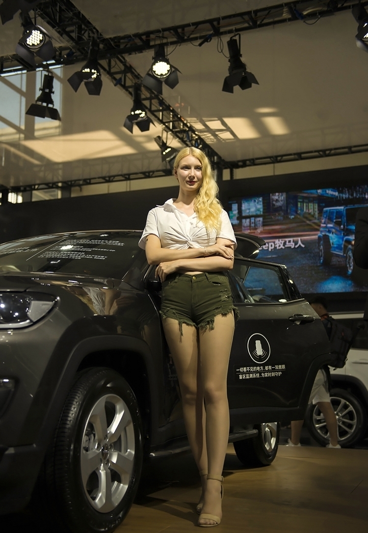 国际高颜值车模火辣养眼气场非凡写真