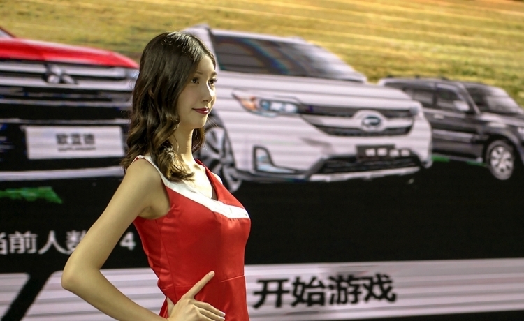 国际高颜值车模火辣养眼气场非凡写真