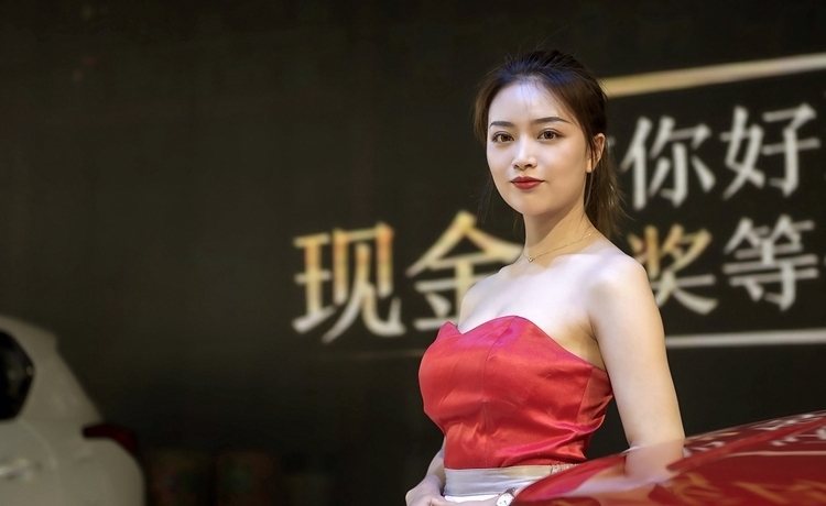 国际高颜值车模火辣养眼气场非凡写真