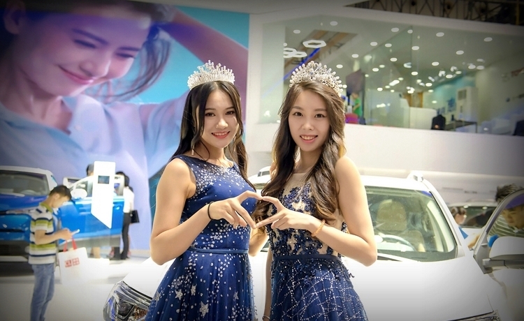 国际高颜值车模火辣养眼气场非凡写真