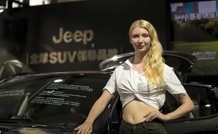 国际高颜值车模火辣养眼气场非凡写真