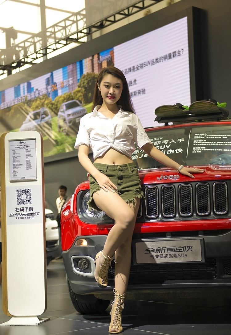 国际高颜值车模火辣养眼气场非凡写真