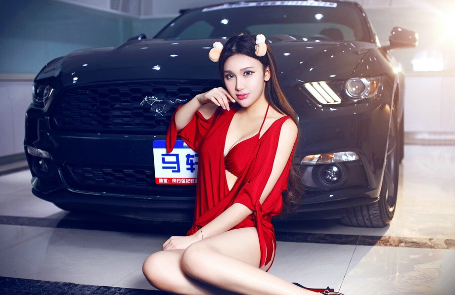 极品性感大胸美女车模与野马
