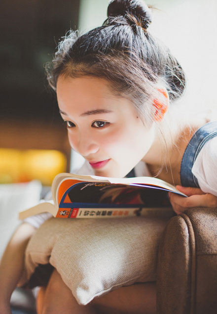 清纯甜美美女图书馆写真  文静乖巧惹人爱