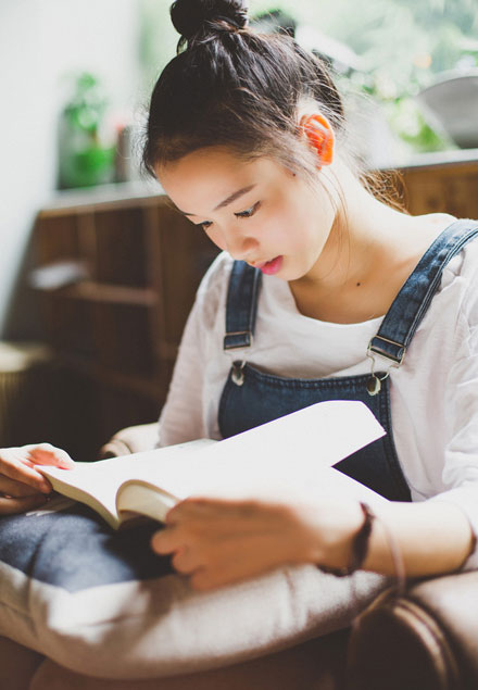 清纯甜美美女图书馆写真  文静乖巧惹人爱