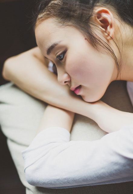 清纯甜美美女图书馆写真  文静乖巧惹人爱