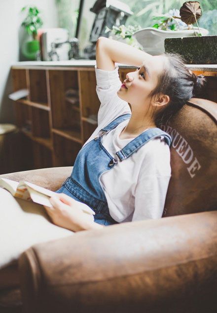 清纯甜美美女图书馆写真  文静乖巧惹人爱