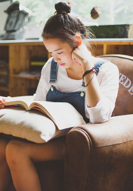 清纯甜美美女图书馆写真  文静乖巧惹人爱