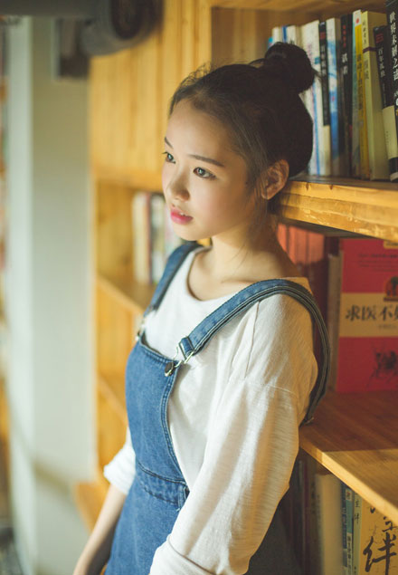 清纯甜美美女图书馆写真  文静乖巧惹人爱