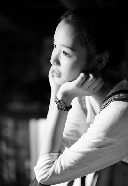 清纯甜美美女图书馆写真  文静乖巧惹人爱