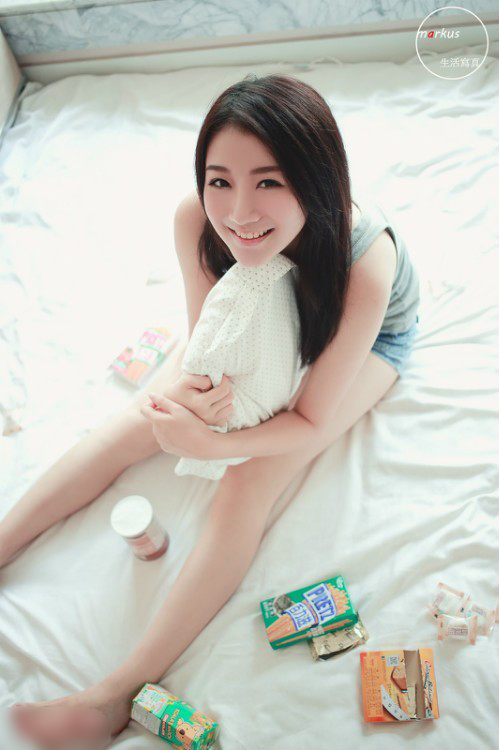 美女夏日清新写真 黑白对比色显青春活力