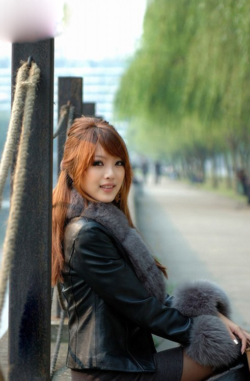 美女夏日清新写真 黑白对比色显青春活力