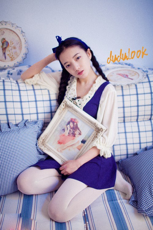 美女夏日清新写真 黑白对比色显青春活力