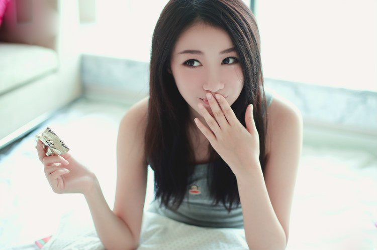 美女夏日清新写真 黑白对比色显青春活力