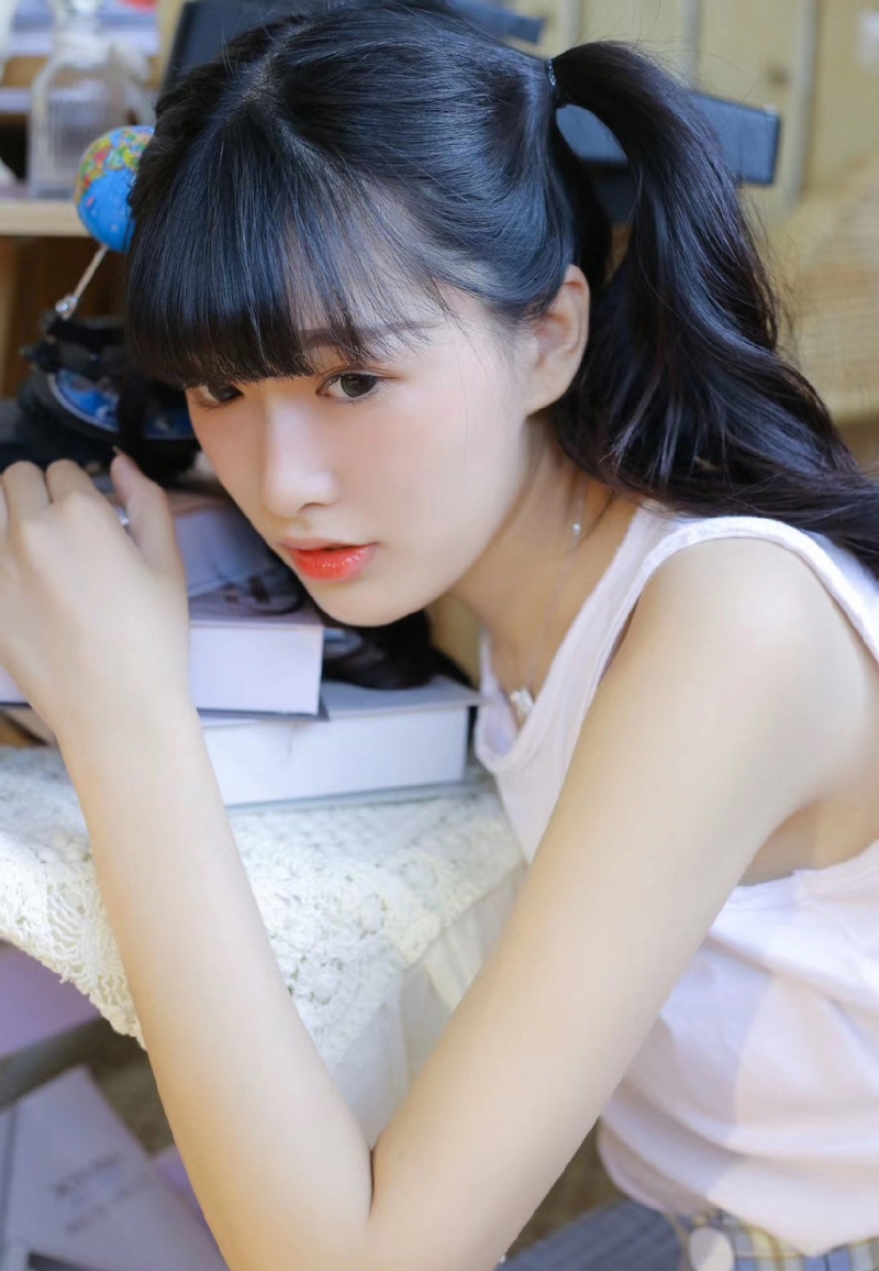 大眼美女肤白貌美大长腿俏皮可爱图片