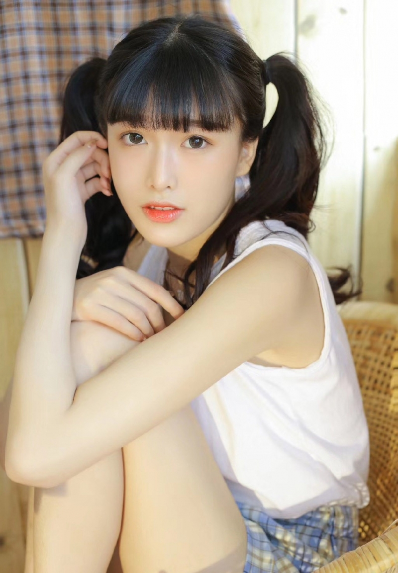 大眼美女肤白貌美大长腿俏皮可爱图片