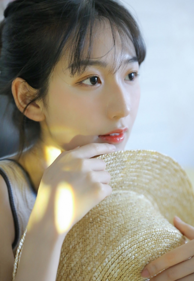 大眼美女肤白貌美大长腿俏皮可爱图片