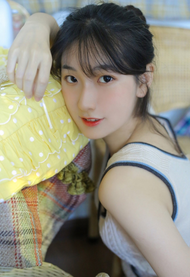 大眼美女肤白貌美大长腿俏皮可爱图片