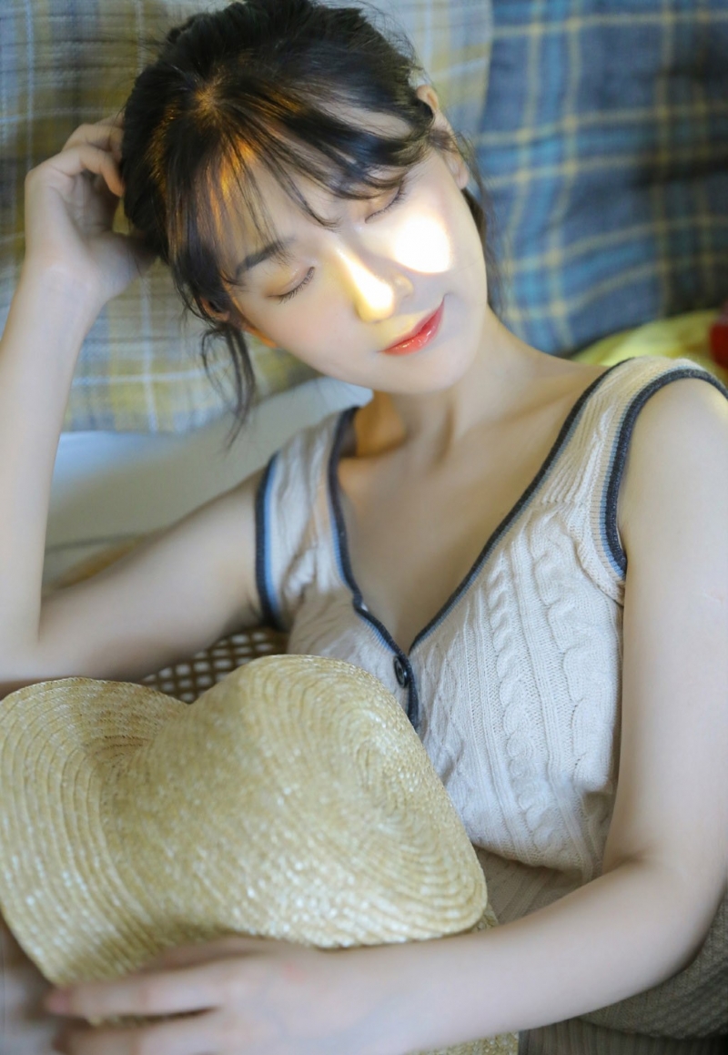 大眼美女肤白貌美大长腿俏皮可爱图片