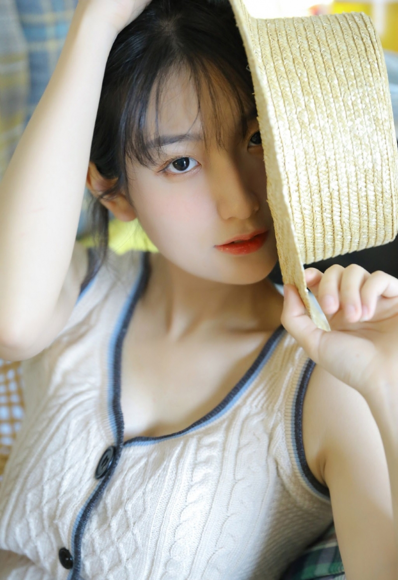 大眼美女肤白貌美大长腿俏皮可爱图片